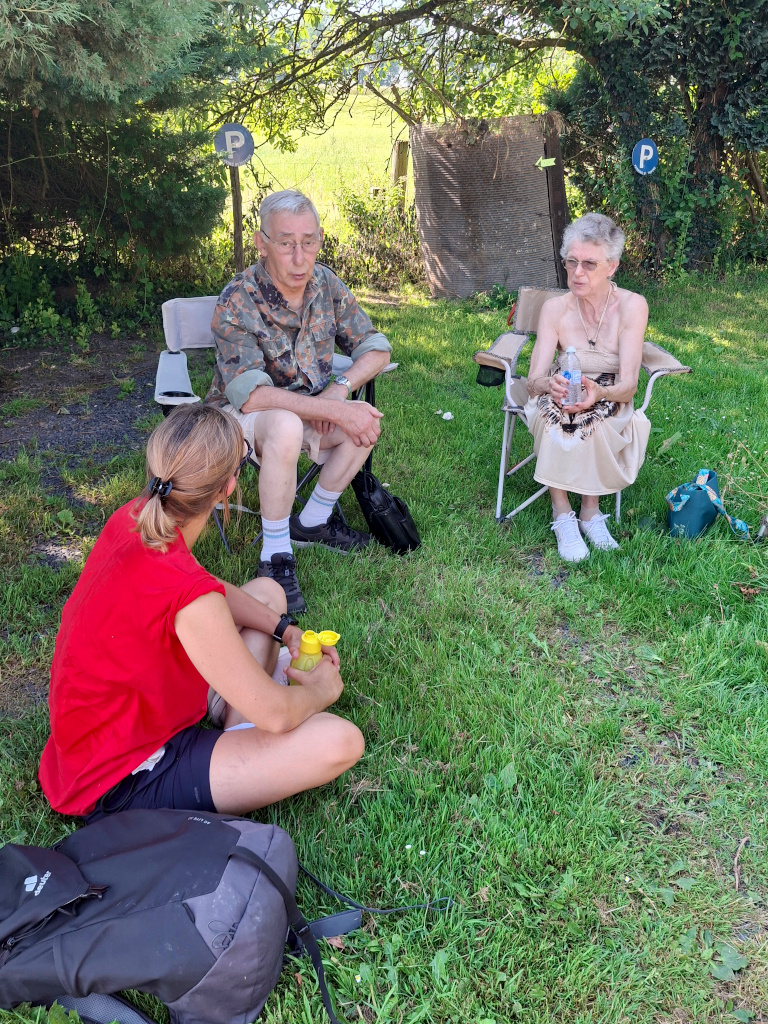 Nos marcheurs font une pause à l'ombre des arbres, assis sur des fauteuils pliants