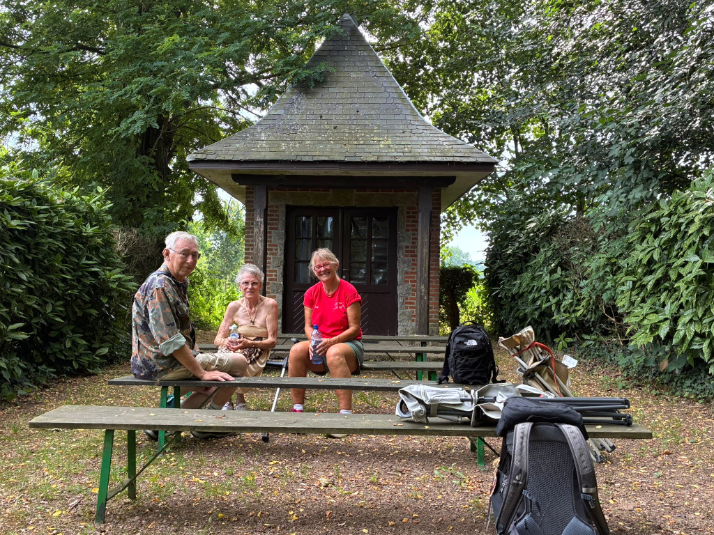 Devant la chapelle, on profite des bancs pour savourer l'aboutissement de cette belle marche