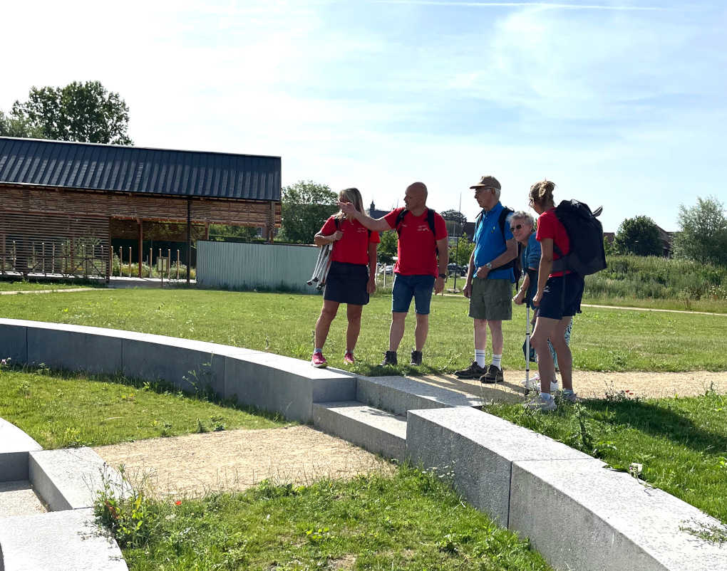 Les marcheurs contemplent le point de vue des bassins depuis l'amphithéatre
