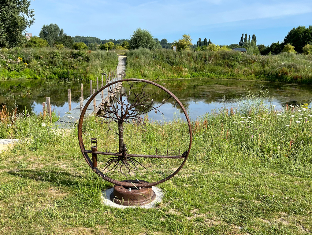 Les bassins sont agrémentés d'œuvres d'art, comme cette sculpture en acier représentant un arbre dans un ancien cercle de roue de charette