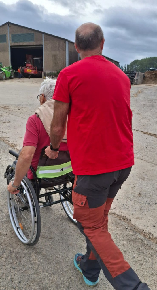 Même en fauteuil roulant on peut participer aux marches et petites randonnées