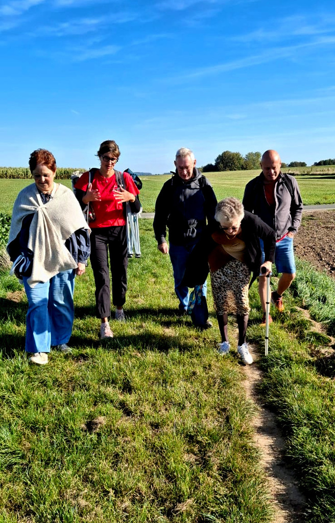 Notre groupe de marcheurs et d'accompagnants dans un chemin de terre en pleine campagne.