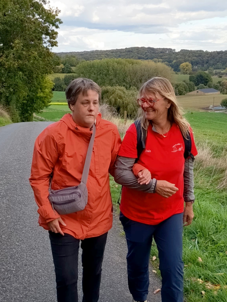 Une bénévole guide une randonneuse mal-voyante